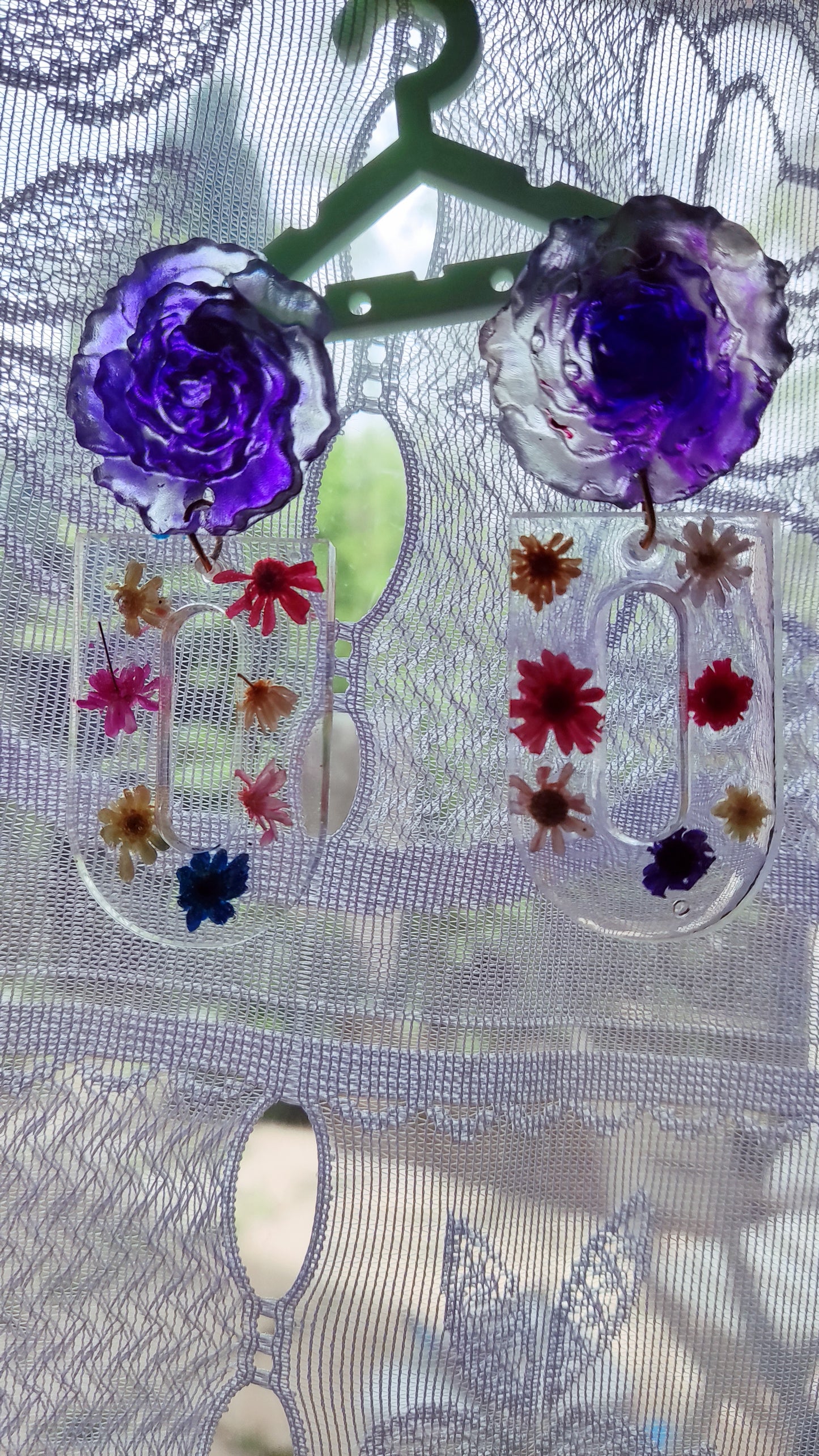 Boucles d'oreilles fleuries transparentes violet en résine et polymère