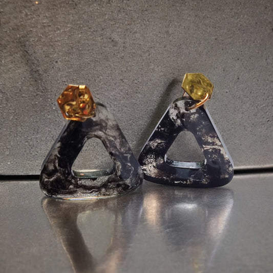 Boucles d'oreilles triangle noir en resine Galaxie du Triangle