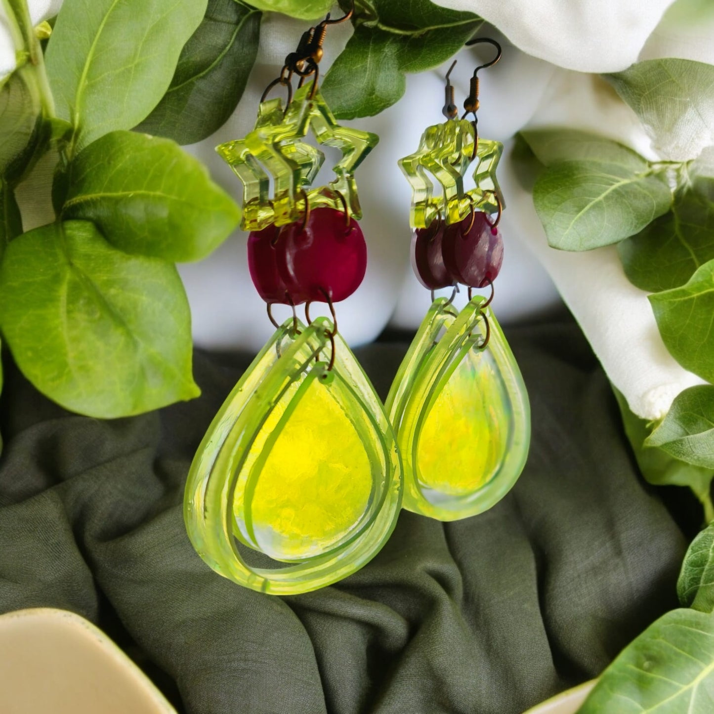 Boucles d'oreille goutes avec étoile mandala en résine vert transparent.